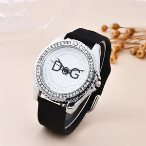 السيدات الفاخرة DQG العلامة التجارية ساعة موضة المرأة الماس مجموعة بسيطة الكوارتز ساعات عادية سيليكون فستان ساعة المعصم